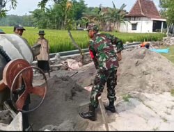 Babinsa Pilangkenceng Turun Tangan Dukung Pembangunan Sarana Irigasi di Desa Luworo