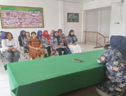 Tingkatkan Rasa Kebersamaan, Ketua Persit Ranting 5 Koramil 04/Jebres Berikan Arahan Dalam Pertemuan Rutin