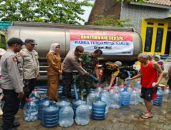 Polsek Beji Salurkan 9 Ribu Liter Air Bersih untuk Warga Terdampak Banjir di Kedungringin