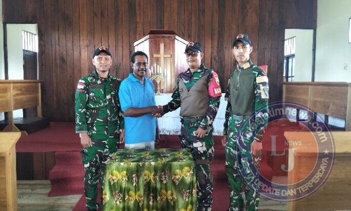 Satgas Kewilayahan Yonif 123/Rajawali Pos Fayit Berikan Sumbangan Kursi kepada GKI Kairos di Basim