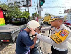 Operasi Zebra Semeru Polresta Malang Kota Bagikan 100 Helm Gratis