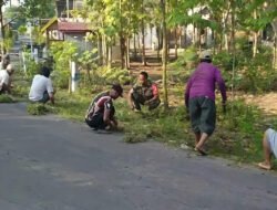 Babinsa Bangunsari dan Warga Gelar Kerja Bakti Bersihkan Selokan