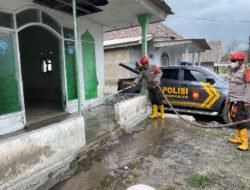 Polisi Bersihkan Tempat Ibadah dan Rumah Warga Terdampak Abu Vulkanik Semeru