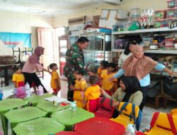 Sambangi PAUD Pratama Bintang, Babinsa Gandekan Berikan Motivasi dan Semangat Belajar Sejak Usia Dini