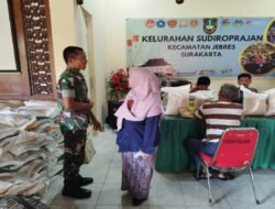 Babinsa Sudiroprajan Dampingi Pendistribusian Beras Untuk Warga, Yakinkan Bantuan Tepat Sasaran