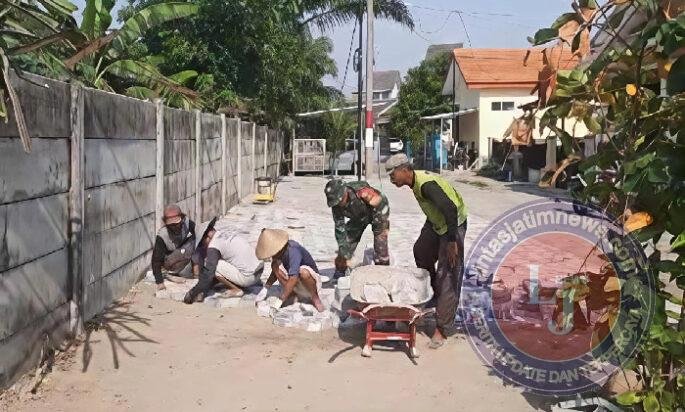 Babinsa Ngegong dan Warga Gotong Royong Pasang Paving untuk Tingkatkan Akses Jalan