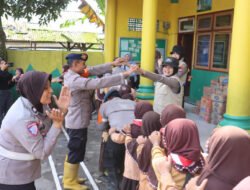 Polisi Gelar Trauma Healing dan Berbagi Snack untuk Pelajar Terdampak Erupsi Gunung Semeru