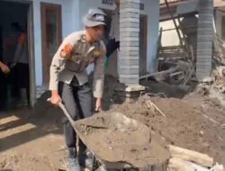 Polisi Bersihkan Rumah Warga Terdampak Erupsi Semeru di Dusun Sumbersari Lumajang