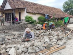 Babinsa Klumutan Ajak Warga Gotong Royong Perbaiki Saluran Air