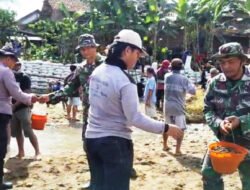 TNI-Polri dan Warga Trenggalek Bergotong Royong Perbaiki Tanggul demi Keamanan Ponpes