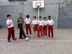 Wujud Cinta Kasih dan Kedekatan TNI, Babinsa Purwodiningratan Belajar dan Bermain Bersama Anak-Anak SDN