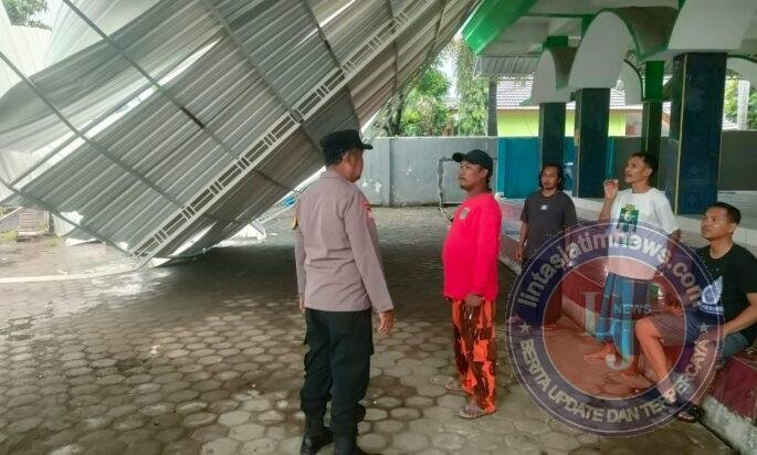 Hujan Deras Disertai Angin Kencang Rusak Masjid dan Rumah Warga di Pasuruan