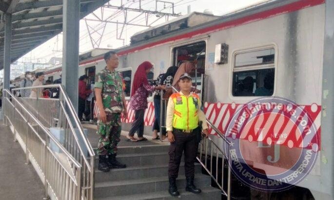 Pastikan Keamanan dan Kenyamanan Penumpang, Babinsa Purwodiningratan Laksanakan Pemantauan Stasiun Kereta Api