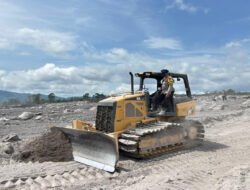 Polda Jatim Libatkan Personel Gabungan Perbaiki Tanggul Sungai di Curah Kobokan Lumajang