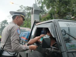 Polres Malang Bagikan Masker ke Pengendara di Perbatasan Lumajang Dampak Erupsi Semeru