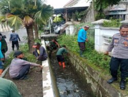 Cegah Banjir, Babinsa Purwosari Pelopori Gotong Royong Bersama Warga Bersihkan Saluran Air