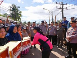 Ketum Bhayangkari Beri Bantuan hingga Hibur Anak-anak Korban Bencana di Tapanuli Tengah