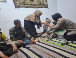 Kasat Binmas Polres Pasuruan Takziah ke Korban Meninggal Kecelakaan KA Mutiara Timur di Gununggangsir