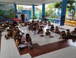 Kunjungi TK Warga, Babinsa Sudiroprajan Berikan Motivasi Semangat Belajar Dan Perkenalkan Profesi TNI