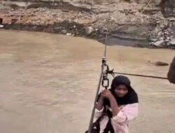 Brimob Aceh Pasang Tali Sling pada Jembatan Putus dan Geser Speed Boat untuk Mendukung Mobilitas Warga di Bireuen