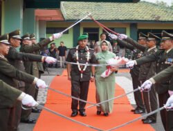Pedang Pora Warnai Pelepasan Letkol Kav Widhi Bayu Sudibyo dari Kodim 0803/Madiun