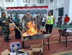 Dukung Pemberantasan Narkoba, Babinsa Kepatihan Wetan Ikuti Pemusnahan Barang Bukti di Kejari Kota Surakarta