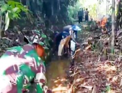 Anggota Kodim Ponorogo Kerja Bakti Bersihkan Saluran Air Bersama Warga