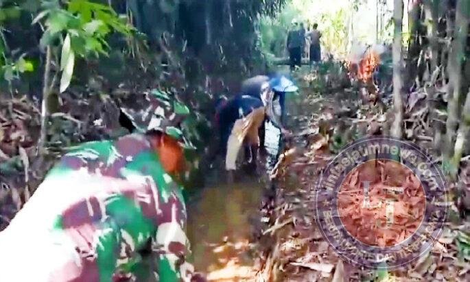 Anggota Kodim Ponorogo Kerja Bakti Bersihkan Saluran Air Bersama Warga