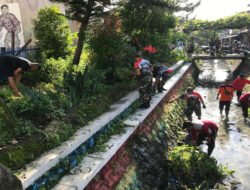 Cegah Bahaya Banjir, Koramil 04/Jebres Laksanakan Kerja Bakti Bersih-bersih Sungai
