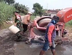 Babinsa Sawahan Ajak Warga Desa Kajang Percepat Pengecoran Jalan Demi Kelancaran Akses