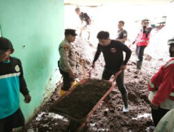 Anggota Polsek Nongkojajar dan Warga Evakuasi Korban Longsor di Tlogosari