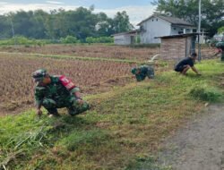 Peduli Lingkungan, Babinsa Kodim Ponorogo Ikut Kerja Bakti Bersihkan Sampah di Jalan