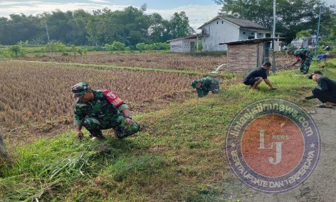 Peduli Lingkungan, Babinsa Kodim Ponorogo Ikut Kerja Bakti Bersihkan Sampah di Jalan