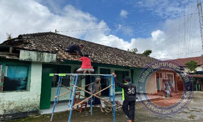 Danramil 0801/06 Bandar Pimpin Langsung Pembongkaran Kantor Koramil Dalam Renovasi