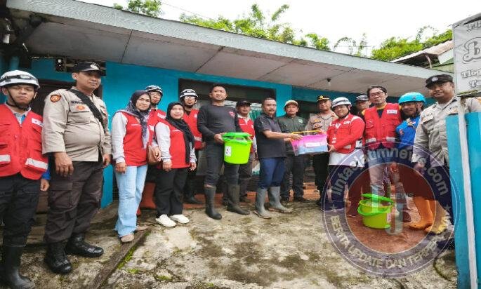 Polres Pasuruan Salurkan Bantuan Sosial kepada Keluarga Korban Longsor Tlogosari