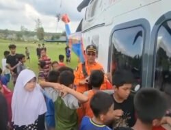 Kru Helikopter Polri Dampingi Warga di Tengah Bencana, Anak-Anak Aceh Tamiang Jadi Sumber Semangat