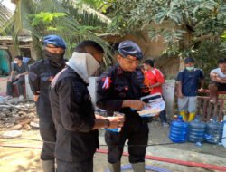 Polri Salurkan Air Bersih dan Bagikan Masker untuk Warga Terdampak Banjir di Nagan Raya