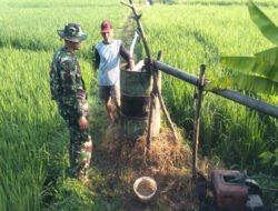 Babinsa Wungu Bantu Pengairan Sawah Warga untuk Jaga Produktivitas Tanaman Padi
