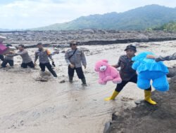 Personel Gabungan Polda Jatim Lakukan Aksi Kemanusiaan Pascabanjir Lahar Semeru di Lumajang