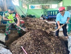 Sukseskan Program “RESPATA”, Bati Tuud Bersama Babinsa Koramil 04/Jebres Bantu Pengolahan Sampah Di TPS3R Mojo Jebres