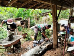 Babinsa Randualas Turun Tangan Bantu Perbaikan Rumah Warga