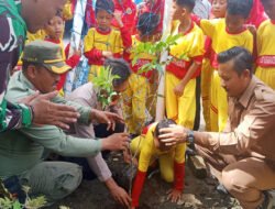 UPT SDN 320 Gresik Gandeng 3 Pilar, LPA Tuban dan P2H Giat Peduli Alam dengan Tanam Pohon