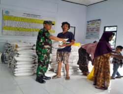 Babinsa Dampingi Penyaluran Bantuan Pangan