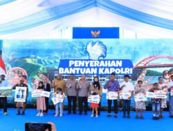 Polri Serahkan Bantuan Pendidikan bagi 10 Anak Korban KKB di Papua