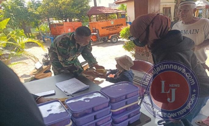 Peduli Kesehatan, Babinsa Sumber Dampingi Kader Posyandu Bagikan Makanan Tambahan PMT Kepada Balita