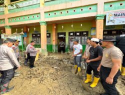 Kapolri Tinjau Pembersihan SD dan Masjid Terdampak Bencana di Aceh Tamiang