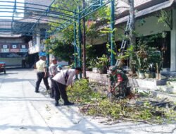 Kerja Bakti Pembersihan Babinsa Keprabon Bersama Bhabinkamtibmas dan Warga Menyasar Area Pasar Triwindu, Ini Tujuannya