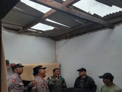 Polres Pasuruan Bantu Evakuasi Rumah Warga Cowek yang Rusak Akibat Petir