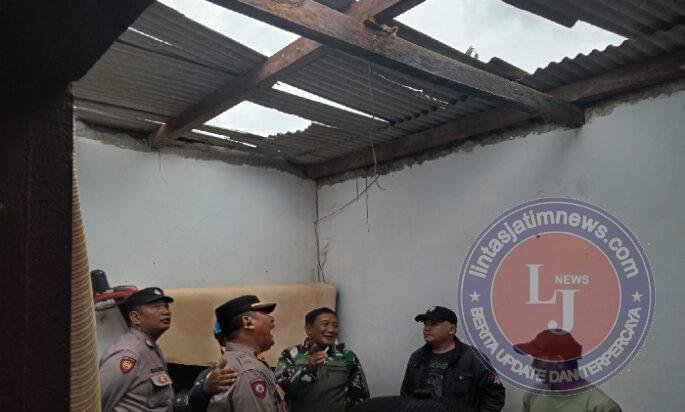 Polres Pasuruan Bantu Evakuasi Rumah Warga Cowek yang Rusak Akibat Petir