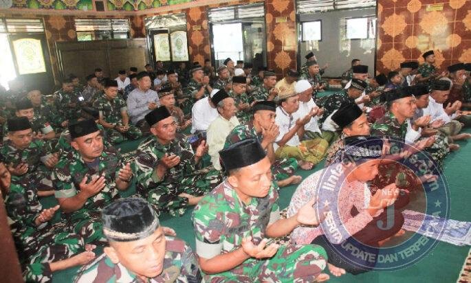 Doa Bersama di Masjid An Nuur, Jejak Keakraban TNI AD dan Warga Trenggalek